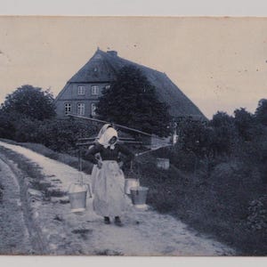 DONNE che trasportano ACQUA, Costumi tradizionali, Cartolina antica, Vita rurale, Spedita dai Paesi Bassi nel 1904