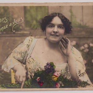 GLAMOUROUS Donna e fiori, Toujours Je pense a Vous, Moda, Cartolina fotografica antica FRANCESE reale, Inserita nel 1908