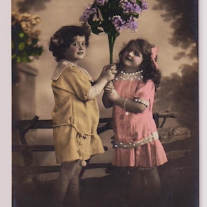 Süßes kleines Mädchen & kleiner Junge, BLUMEN, schöne Mode, antike deutsche Echtfotopostkarte, R.and K.L., Gesendet in 1913