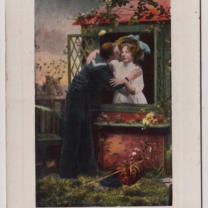 GLAMOUROUS COUPLE KISS, Frau und Sailor, Mode, Antike echte Foto-Postkarte, gepostet in 1909
