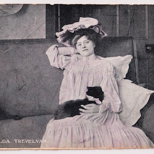 Cartolina antica, signorina Hilda Trevelyan e CAT, attrice edoardiana, moda, c. 1908