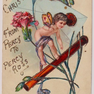 Antica cartolina di NATALE tedesca di un artista, c. 1905, FATA/CUPIDO con sigillo di cera e lettera, adorabili fiori rosa, Stewart & Woolf