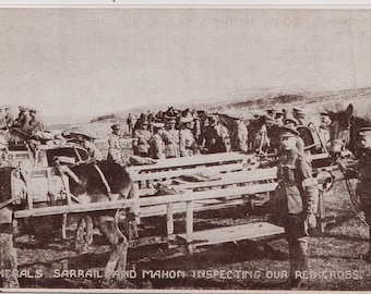 Postal antigua de la Primera Guerra Mundial: el general Sarrail y Mahon inspeccionan el fondo de nuestra cabaña de la Cruz Roja y la YMCA.