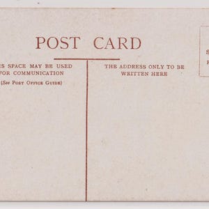 K&ouml;nnte beinhalten: Eine Vintage-Postkarte mit den Worten "POST CARD" in Braun. Die Karte hat Platz f&uuml;r eine Nachricht und Adresse, mit Text, der angibt, wo geschrieben werden soll. Sie enth&auml;lt einen Stempelbereich mit den Aufschriften "INLAND" und "FOREIGN".