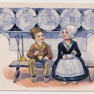 Cartolina antica in rilievo, BAMBINI OLANDESI con cioccolata calda e piatti di DELFT, costumi tradizionali, Tucks n. 6772, pubblicata nel 1905