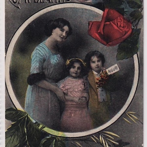 WW1 Italienische Familienfoto Postkarte: Mutter mit Kindern, Rosen, 1918 Geburtstagsgruß, OAS, Scutari?