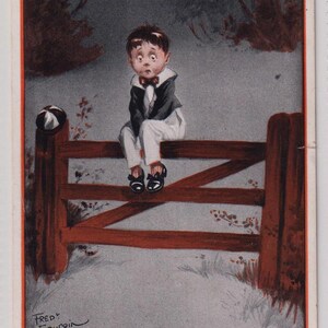 Fred SPURGIN, je me demande qui l'embrasse maintenant ? GARÇON assis sur une clôture, Carte postale d'artiste ancienne, Publié en 1914, Inter-Art "Quaint Kiddies"