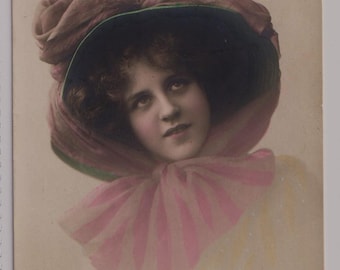 Postal fotográfica antigua de glamour: Mujer con sombrero grande, c. 1910