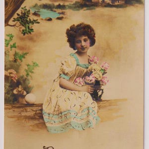 PAQUES, petite fille avec des fleurs, mode, vraie carte postale photo française vintage de PÂQUES, c1910