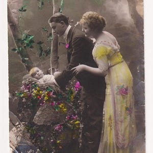 ARRIVÉE DU NOUVEAU BÉBÉ, Mode, mère, père et bébé, vraie carte postale avec photo française antique, 1916