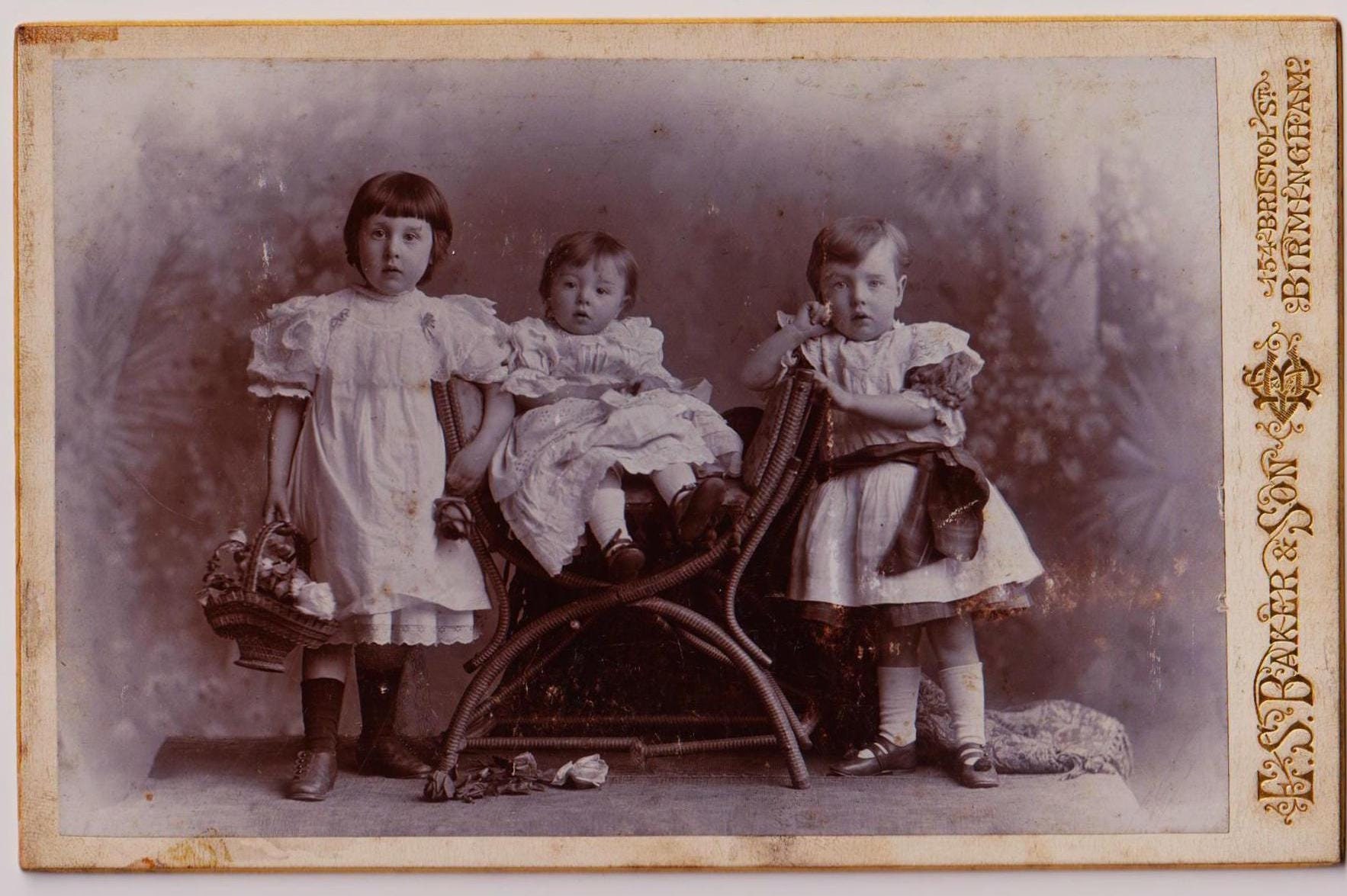 アンティークのビクトリア朝時代のセピア写真、楽しい子供たち、1890