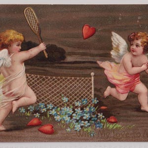 CUPIDS/CHERUBS jouant au TENNIS avec des coeurs, filet, Forget Me Nots, carte postale ancienne en relief, série Tucks « Art » 6843, postée en 1908