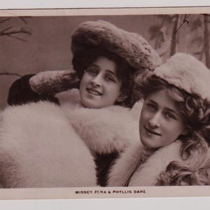 Le signorine ZENA e PHYLLIS DARE, attrici edoardiane, moda invernale, Bassano, cartolina fotografica antica, C W Faulkner, pubblicata nel 1906