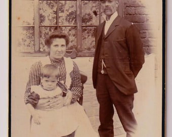 Retrato familiar británico de la época victoriana: elegante fotografía de gabinete de la década de 1890 que muestra la moda