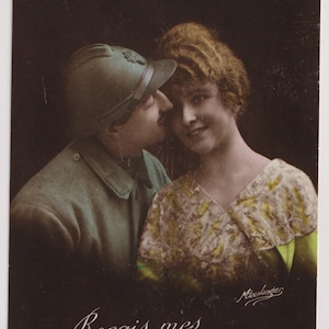 Jeune femme et soldat, baisers, carte postale patriotique française ancienne de la Première Guerre mondiale, message au dos, 1917