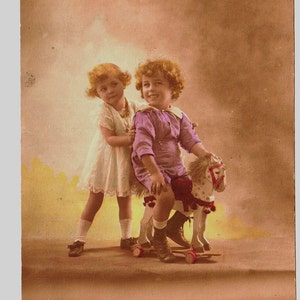 Süße KINDER reiten auf SPIELZEUG PFERD, WW1, sehr ergreifende Botschaft, antike französische Echtfoto-Postkarte, Juli 1918