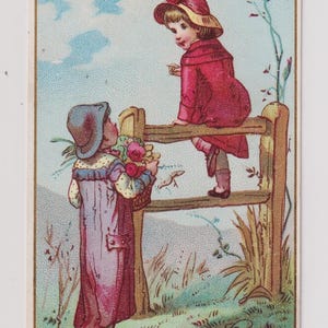 KINDEREN, meisje op hek en jongen met groot boeket voor haar! Heerlijke Victoriaanse kerstkaart/schroot, ca 1890, Raphael Tuck