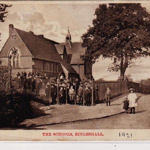 The SCHOOLS, ECCLESHALL, STAFFORDSHIRE, Dorfkinder, Antike Echtfoto-Postkarte, Gesendet 1921, W Show (R26)