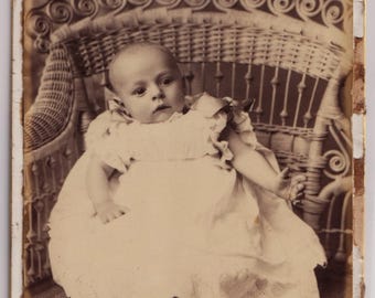 Fotografía antigua de gabinete, Bebé/niño pequeño, Hill & Wakeling, Stonehouse, Plymouth, c. 1890