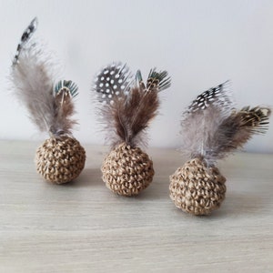 Cat toy: Feather Jute Ball - Bell / Catnip (With or without)