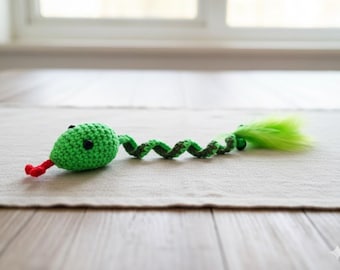 Serpent à sonnettes au crochet pour chat – jouet fait main avec clochette et plumes – option herbe à chat – jouet interactif stimulant