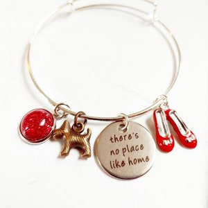 Hemma är inget annat än charmarmband | Rubinfärgade tofflor