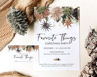 Op de afbeelding: Een kerstfeestuitnodiging met een feestelijk ontwerp met een witte achtergrond met een krans van groen, sterren en pompoenen. De tekst luidt "Favorite Things Christmas Party" met de datum, tijd en locatie. De uitnodiging bevat ook de tekst "Breng TWEE dezelfde artikelen van $ 20 verpakt en gelabeld met uw naam mee, en ga naar huis met TWEE nieuwe artikelen."