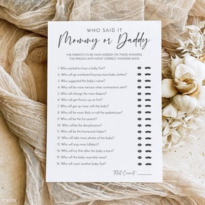 Könnte beinhalten: Ein druckbares Spiel für eine Babyparty mit dem Titel "Wer hat es gesagt, Mama oder Papa?" mit 16 Fragen über die werdenden Eltern. Die Fragen werden mit einem schwarzen Schnurrbart für "Papa" oder einem schwarzen Lippenstift für "Mama" beantwortet.