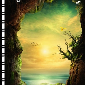 Könnte beinhalten: Eine malerische Aussicht auf ein Gewässer, die durch eine Höhlenöffnung zu sehen ist. Der Himmel ist in leuchtendem Gelb und Grün gehalten, mit einem einzelnen Vogel, der in der Ferne fliegt. Die Höhlenöffnung wird von üppigem Grün und Felsen eingerahmt.