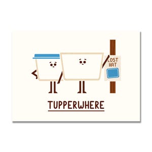 Könnte beinhalten: Eine humorvolle Illustration zeigt zwei weiße Behälter mit Gesichtern, einer mit blauem Deckel. Ein Schild mit der Aufschrift "LOST HAT" hängt an einem Holzpfosten. Das Wort "TUPPERWHERE" steht darunter. Auf weißem Hintergrund.
