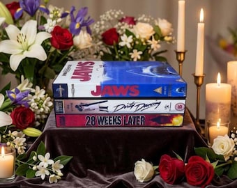Pamiątkowa urna z filmem kremacyjnym na płycie VHS DVD – Pine Wood Memorial for the Movie Lover