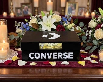 Pamiątkowa urna kremacyjna Converse Shoebox – Pine Wood Memorial for the Shoe Enthusiast (spersonalizowana tabliczka)