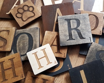 Graverade träplattor med Scrabble-motiv - Personlig väggkonst med efternamn - Bokstavplattor i plywood - Anpassat korsord