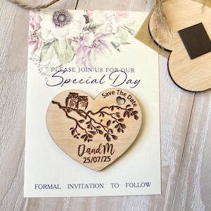 Magnete e biglietto "Save the Date" per matrimonio in legno di gufo, bomboniera con cuore floreale inciso, monogramma, etichette con fiori selvatici