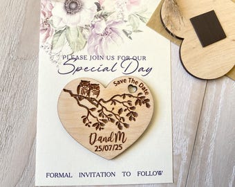 Imán y tarjeta de boda Owl Wood para anunciar la fecha de la boda, detalle grabado con corazón floral, monograma y etiqueta de flores silvestres.