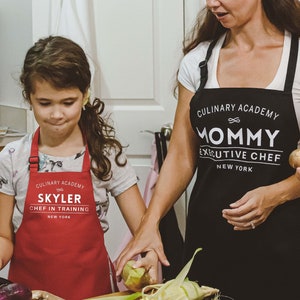  Custom Apron for Women and Mom, Cooking Apron with Custom Name,  Women Kitchen Gifts for Mother and Grandma, Birthday, Thanksgiving, Mothers  Day from Husban Daughter Son Sister, Personalized Mom Gifts 