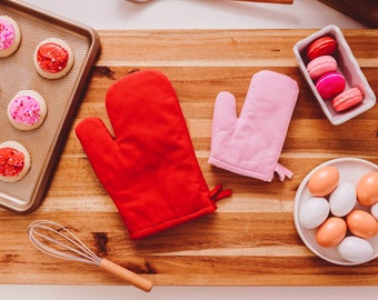 Pair of Oven Mitts for Kids and Adults | Kitchen Accessories for Toddler | Set of 2 Red or Pink Oven Mitts