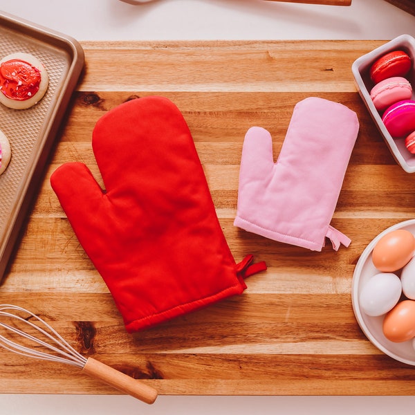 Paire de gants de cuisine pour enfants et adultes | Accessoires de cuisine pour tout-petits | Lot de 2 gants de cuisine rouges ou roses