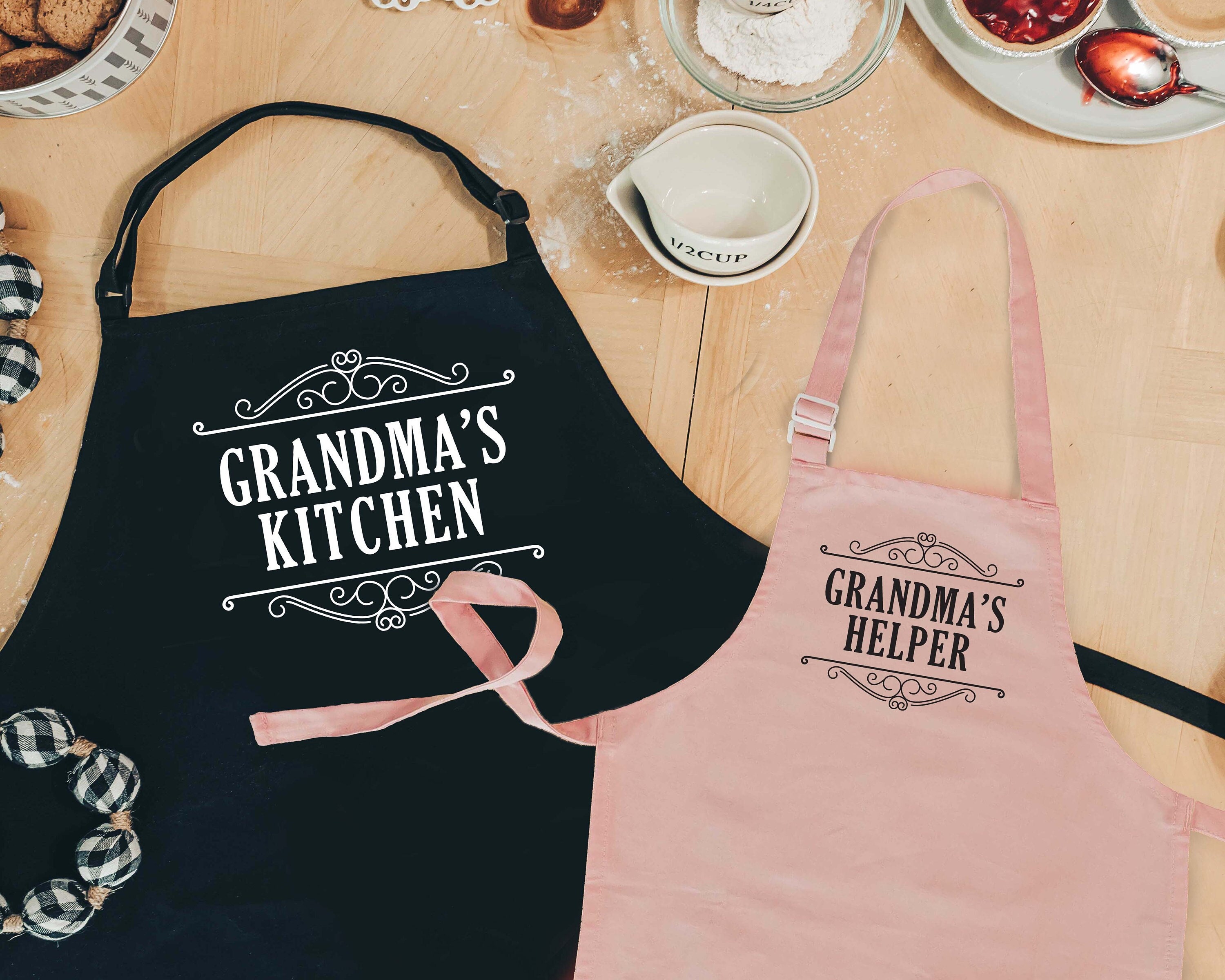  Custom Apron for Women and Mom, Cooking Apron with Custom Name,  Women Kitchen Gifts for Mother and Grandma, Birthday, Thanksgiving, Mothers  Day from Husban Daughter Son Sister, Personalized Mom Gifts 