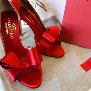 Zapatos de tacón Valentino Garavani de satén rojo con lazo, talla 36.5, encontrados en una tienda de segunda mano. imagen 18