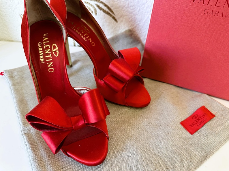 Zapatos de tacón Valentino Garavani de satén rojo con lazo, talla 36.5, encontrados en una tienda de segunda mano. imagen 18
