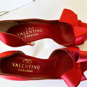 Zapatos de tacón Valentino Garavani de satén rojo con lazo, talla 36.5, encontrados en una tienda de segunda mano. imagen 20