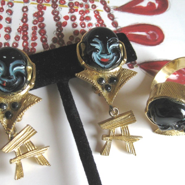 Mid-Century Har Style Ohrclips und Ring Set, unsigniert, goldfarbene Metallfassung, geformtes asiatisches schwarz lächelndes Gesicht, Nachlass Modeschmuck