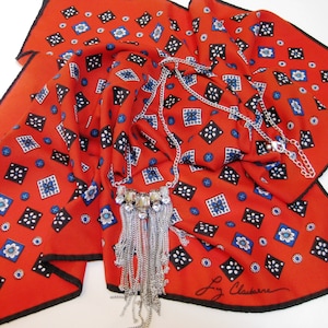 LIZ CLAIBORNE、デザイナー ヴィンテージ スクエア スカーフ、26 x 26 インチ、幾何学模様、赤、青、白、手縫いのエッジ、多用途アクセサリー