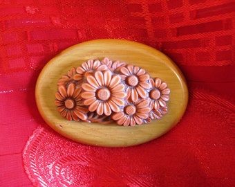 Brosch, Art Deco, Celluloidblomma, Snidad bukett på trä, Vintage