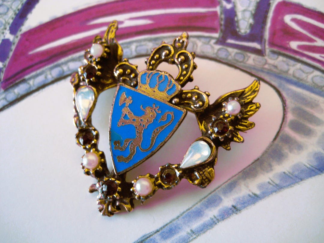 Broche Lionne En émail Couleur Or - Écusson Vintage - Occasion - Modèle 553
