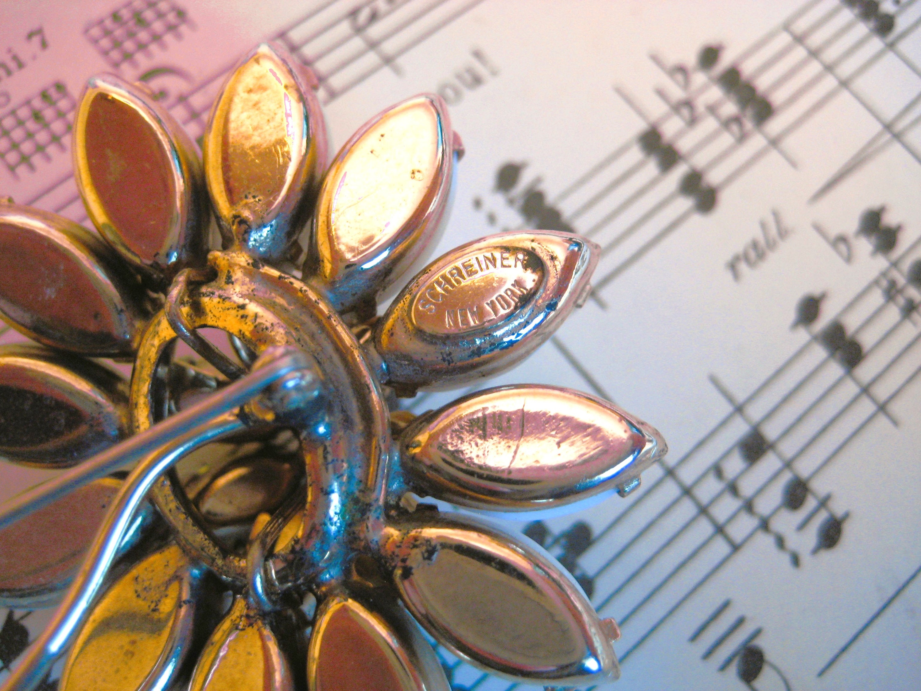 Schreiner Jewelry of New York ヴィンテージブローチ 1950's Rare Vintage Schreiner New York Ruffle Gem Brooch