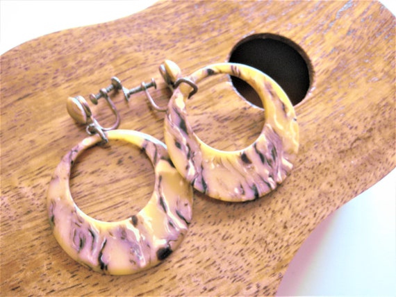 Vintage Dangle Hoop Earrings, Variegated Coloring… - image 10