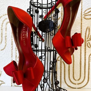 Zapatos de tacón Valentino Garavani de satén rojo con lazo, talla 36.5, encontrados en una tienda de segunda mano. imagen 16