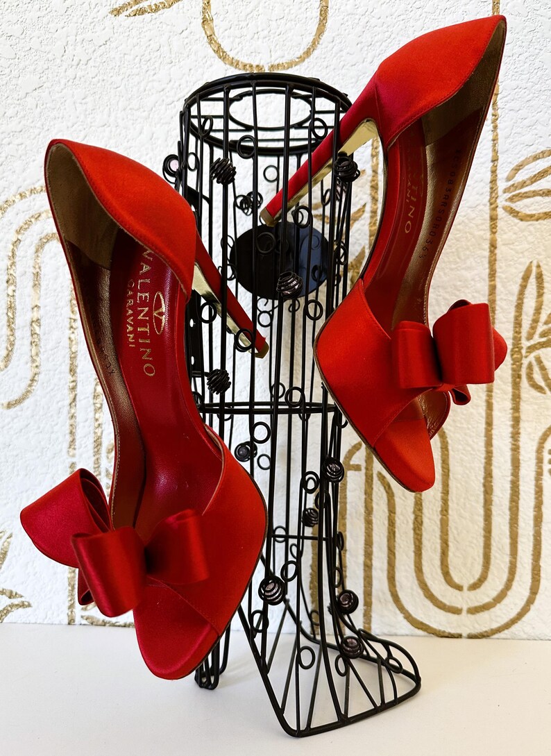 Zapatos de tacón Valentino Garavani de satén rojo con lazo, talla 36.5, encontrados en una tienda de segunda mano. imagen 16